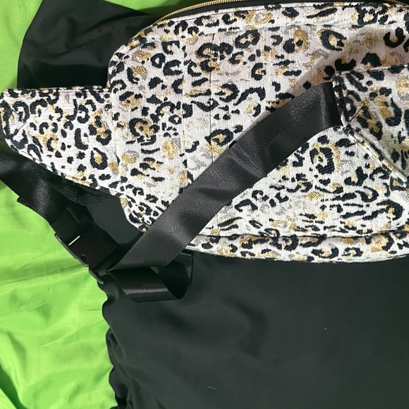 Tush Baby The Pack Snow Leopard - Picture 3 of 3